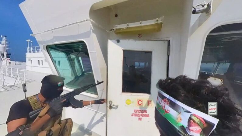 Captura de pantalla de un video muestra la toma del buque Galaxy Leader Cargo en la costa del Mar Rojo frente a Hudaydah por parte del grupo armado hutí de Yemen , el 20 de noviembre de 2023 en el Mar Rojo, Yemen. (Foto del Movimiento hutí vía Getty Images)