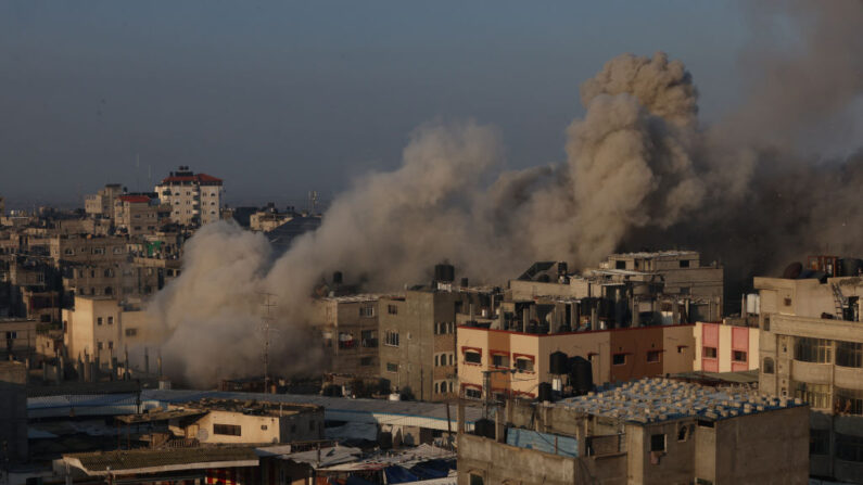El humo ondea en Rafah, en el sur de la Franja de Gaza, tras el fin de un alto el fuego de siete días, el 1 de diciembre de 2023. (Said Khatib/ AFP vía Getty Images)