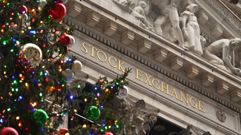 Un árbol de Navidad frente a la Bolsa de Nueva York (NYSE) en Nueva York el 1 de diciembre de 2023. (ANGELA WEISS/AFP vía Getty Images)