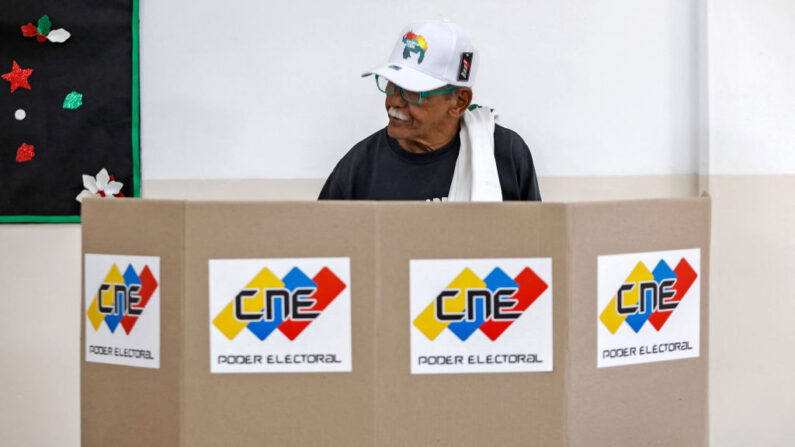 Un hombre vota en un colegio electoral durante el referéndum consultivo sobre la soberanía venezolana en la región de Esequibo, controlada por la vecina Guyana, en Caracas (Venezuela), el 3 de diciembre de 2023. (Pedro Rances Mattey/AFP vía Getty Images)