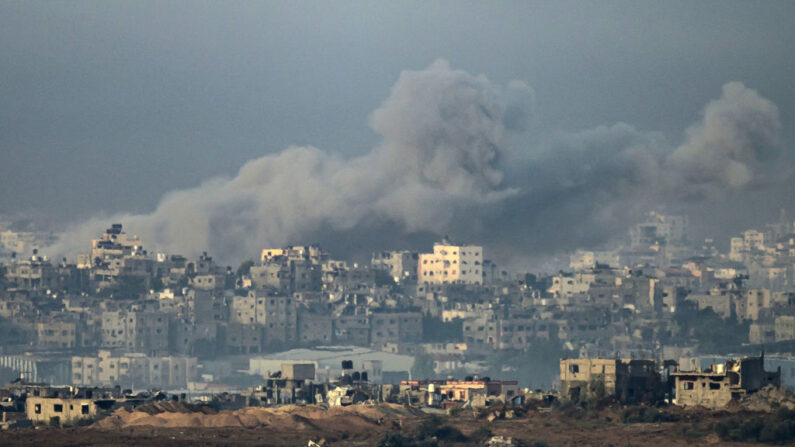 Esta imagen tomada desde el sur de Israel, cerca de la frontera con la Franja de Gaza, muestra una nube de humo tras un ataque israelí en territorio palestino durante los combates entre Israel y militantes de Hamás el 4 de diciembre de 2023. (John MacDougall/AFP vía Getty Images)