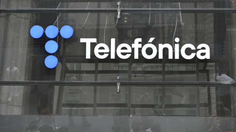 Esta fotografía muestra el logotipo de Telefónica en la sede de la compañía en Madrid el 4 de diciembre de 2023.  (JAVIER SORIANO/AFP via Getty Images)