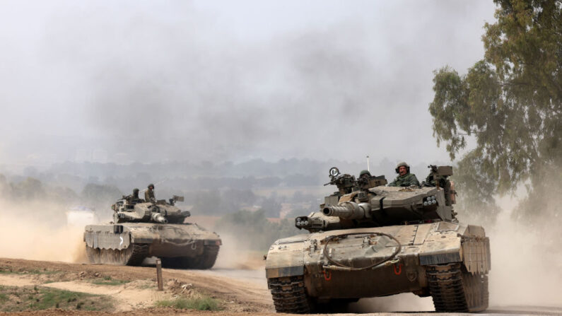 Tanques militares israelíes ruedan cerca de la frontera con la Franja de Gaza el 5 de diciembre de 2023, en medio de los continuos combates entre Israel y el grupo militante Hamás. (Menahem Kahana/AFP vía Getty Images)