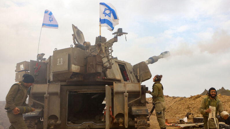 Imagen de una unidad de artillería israelí cerca de la frontera con la Franja de Gaza el 5 de diciembre de 2023. (Gil Cohen-Magen/AFP vía Getty Images)