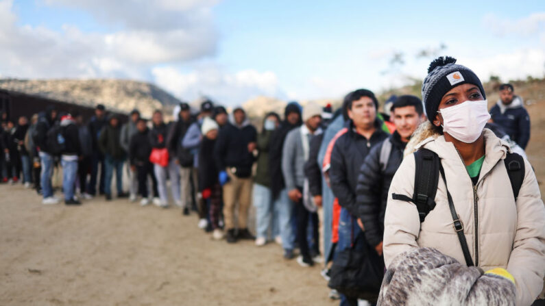 Migrantes solicitantes de asilo en un campamento improvisado a lo largo de la frontera entre EE. UU. y México mientras esperan ser procesados por la Patrulla Fronteriza de EE. UU. en Jacumba Hot Springs, California, el 1 de diciembre de 2023. (Mario Tama/Getty Images)