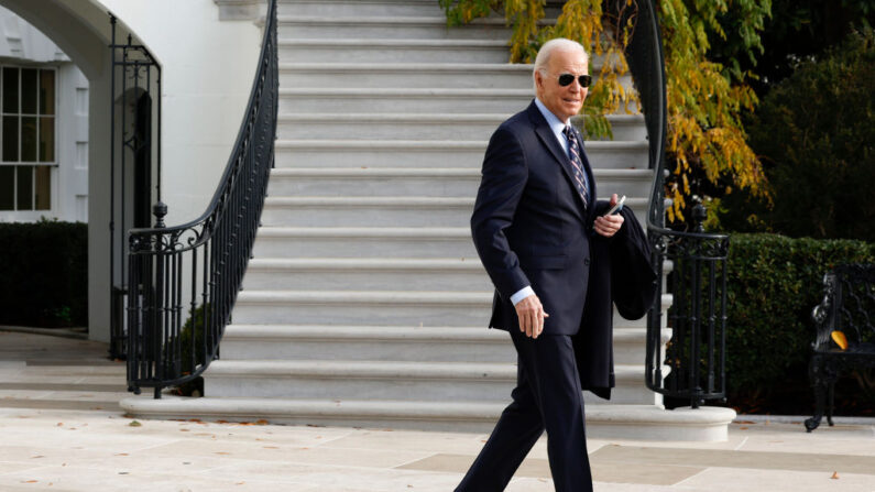 El presidente Joe Biden camina hacia el jardín sur antes de embarcar en el Marine One y salir de la Casa Blanca el 05 de diciembre de 2023 en Washington, DC. Biden viaja a Boston, Massachusetts, para participar en recepciones de campaña. (Anna Moneymaker/Getty Images)