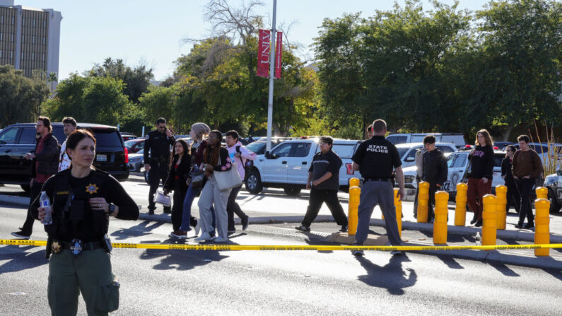 La gente cruza Maryland Parkway mientras son conducidos fuera del campus de la UNLV después de un tiroteo el 06 de diciembre de 2023 en Las Vegas, Nevada. (Ethan Miller/Getty Images)