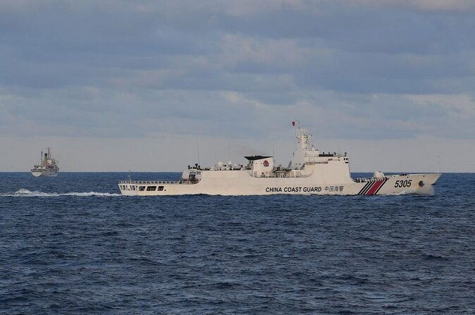 Esta foto tomada el 10 de diciembre de 2023 muestra a un buque guardacostas chino siguiendo de cerca a un barco filipino (izq.) cargado con provisiones para pescadores y tropas filipinos en aguas en disputa del mar de la China Meridional. (Ted Aljibe/AFP vía Getty Images)
