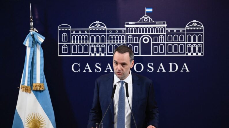 El portavoz presidencial de Argentina, Manuel Adorni, ofrece una rueda de prensa en el palacio presidencial Casa Rosada en Buenos Aires el 11 de diciembre de 2023. (Luis Robayo/AFP vía Getty Images)