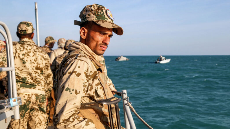 Un miembro de la guardia costera yemení leal al gobierno reconocido internacionalmente viaja en una lancha patrullera en el Mar Rojo frente a la ciudad de Mokha, controlada por el gobierno, en la provincia occidental de Taiz, cerca del estratégico estrecho de Bab al-Mandab, el 12 de diciembre de 2023. (KHALED ZIAD/AFP vía Getty Images)