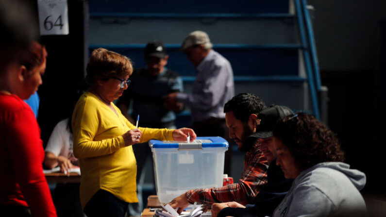 Una mujer deposita su voto durante el referéndum para la propuesta de nueva constitución de Chile, en Santiago, el 17 de diciembre de 2023. (Javier Torres/AFP vía Getty Images)