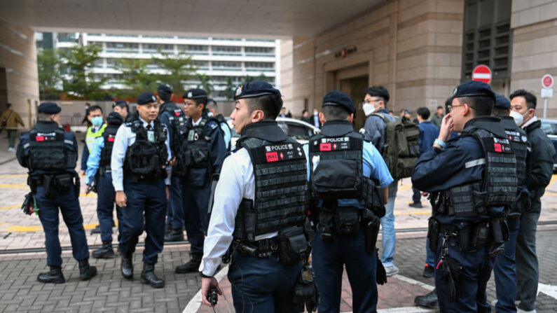 La policía monta guardia en el exterior del tribunal de West Kowloon para la jornada inaugural del juicio al magnate de los medios de comunicación prodemocracia Jimmy Lai en Hong Kong el 18 de diciembre de 2023. (Peter Parks/AFP vía Getty Images)