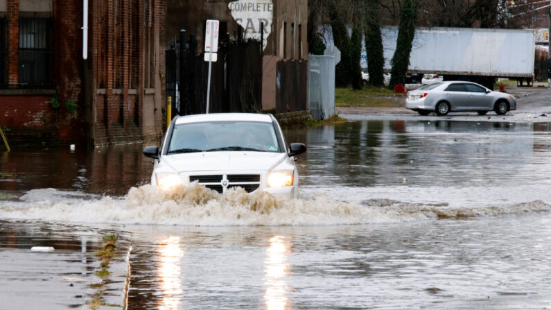 Un coche circula por una calle inundada tras una gran tormenta el 18 de diciembre de 2023 en Paterson, Nueva Jersey (EE.UU.). (Kena Betancur/Getty Images)