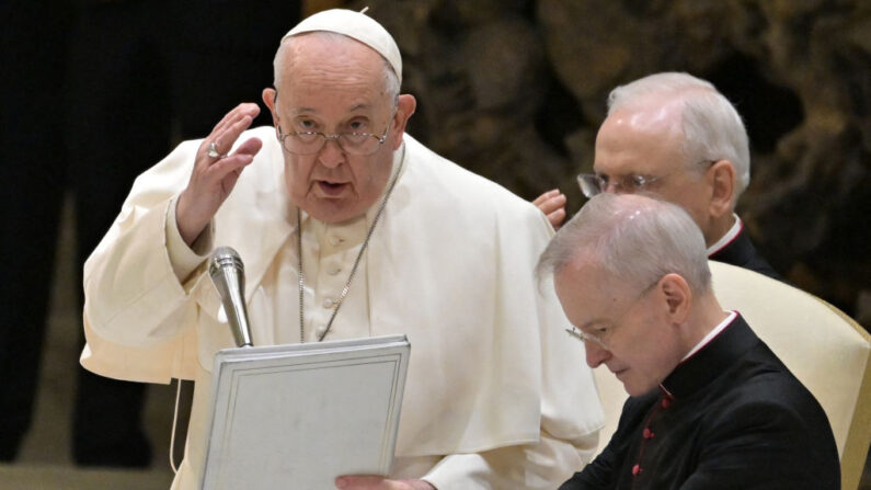 El Papa Francisco (I) bendice a los peregrinos durante la audiencia general semanal en la sala Pablo VI del Vaticano el 20 de diciembre de 2023. (ANDREAS SOLARO/AFP vía Getty Images)