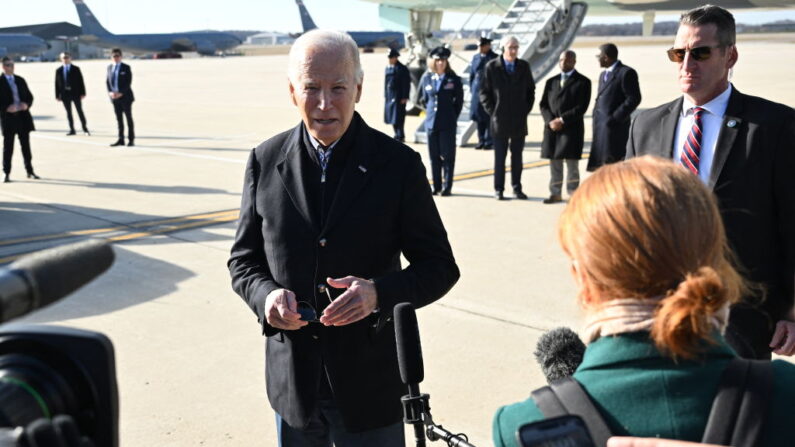 El presidente estadounidense Joe Biden habla con los medios de comunicación a su llegada al Aeropuerto Internacional Mitchell de Milwaukee en Milwaukee, Wisconsin, el 20 de diciembre de 2023. (MANDEL NGAN/AFP vía Getty Images)