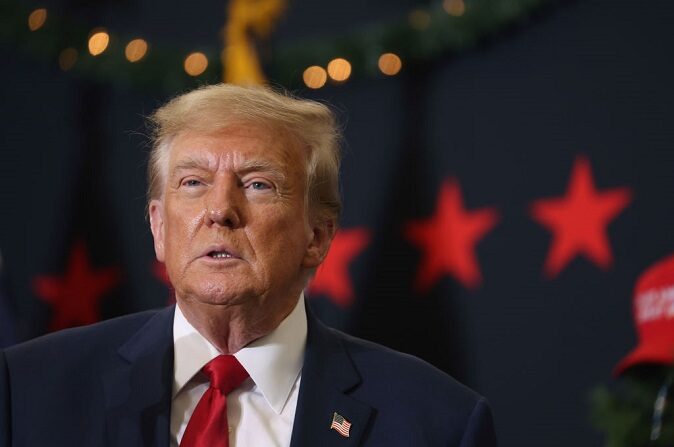 El candidato presidencial republicano y expresidente de Estados Unidos Donald Trump observa durante un acto de campaña el 19 de diciembre de 2023 en Waterloo, Iowa. (Scott Olson/Getty Images)