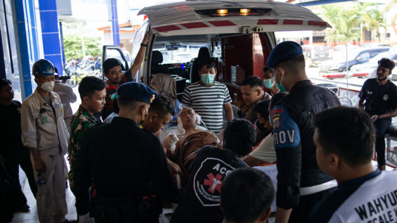Un trabajador chino herido en la explosión de un horno de fundición de níquel es trasladado al Hospital General Regional de Morowali, en Sulawesi Central (Indonesia), el 24 de diciembre de 2023. (STR/AFP vía Getty Images)