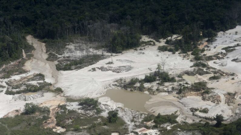 Vista aérea de una mina ilegal ubicada en el Parque Nacional Canaima, estado Bolívar, región de la Gran Sabana, sureste de Venezuela, el 16 de diciembre de 2014. (Federico Parra/AFP vía Getty Images)