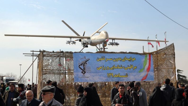 Varios iraníes caminan junto al avión no tripulado Shahed 129 de Irán durante las celebraciones en Teherán para conmemorar el 37º aniversario de la revolución islámica el 11 de febrero de 2016. (Atta Kenare/AFP vía Getty Images)