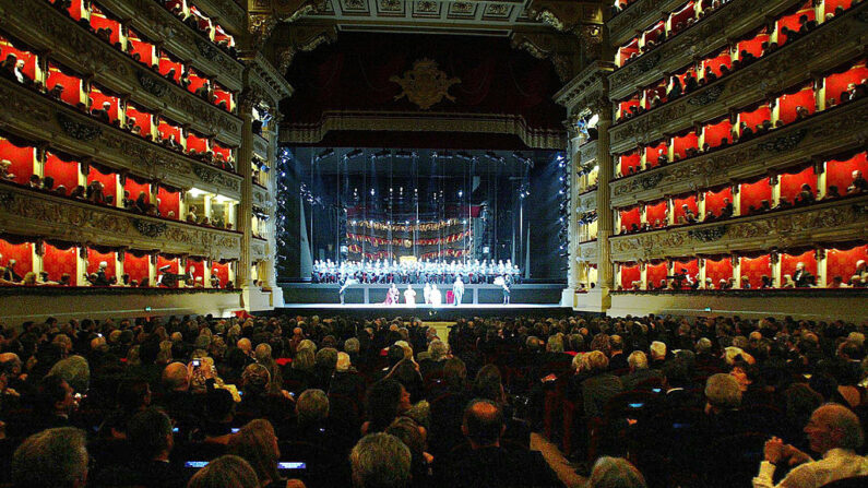 Los artistas llenan el escenario de la ópera La Scala de Milán, Italia, el 7 de diciembre de 2004. (Matteo Bazzi/AFP vía Getty Images)