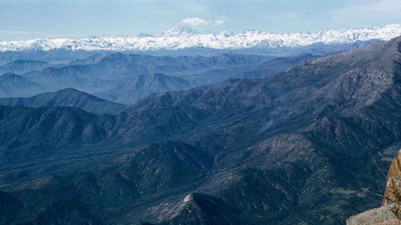Los Andes en Chile, Sudamérica, con la Cordillera Americana al fondo, hacia 1965. (Foto de archivo de Getty Images)