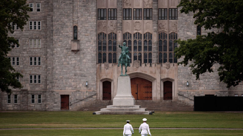 Los cadetes caminan a través de 'The Plain' antes de la ceremonia de Juramento de Lealtad durante el Día de Recepción en la Academia Militar de los Estados Unidos en West Point, 27 de junio de 2016 en West Point, Nueva York.(Drew Angerer/Getty Images)