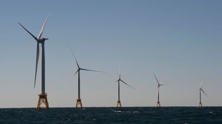 Habitantes de Rhode Island presentan una demanda para bloquear un proyecto de turbinas eólicas marinas