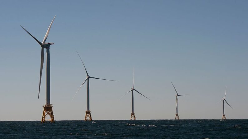 Las turbinas eólicas del parque eólico de Block Island se elevan sobre el agua frente a las costas de Block Island, Rhode Island, el 14 de octubre de 2016. (Don Emmert/AFP vía Getty Images)