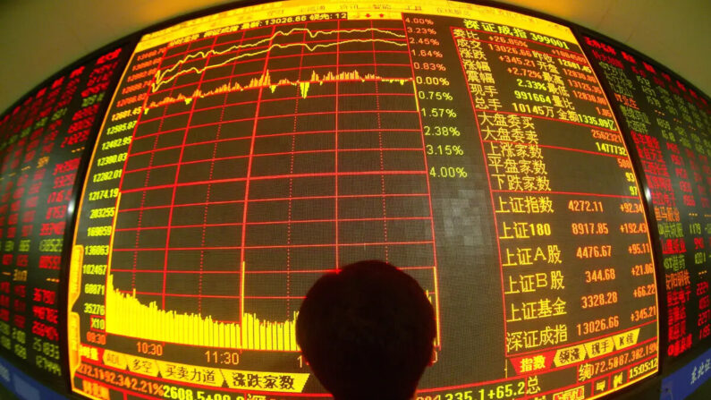Un inversor observa los precios de las acciones en los monitores de una sociedad de valores en Changchun, provincia china de Jilin, el 28 de mayo de 2007. (China Photos/Getty Images)