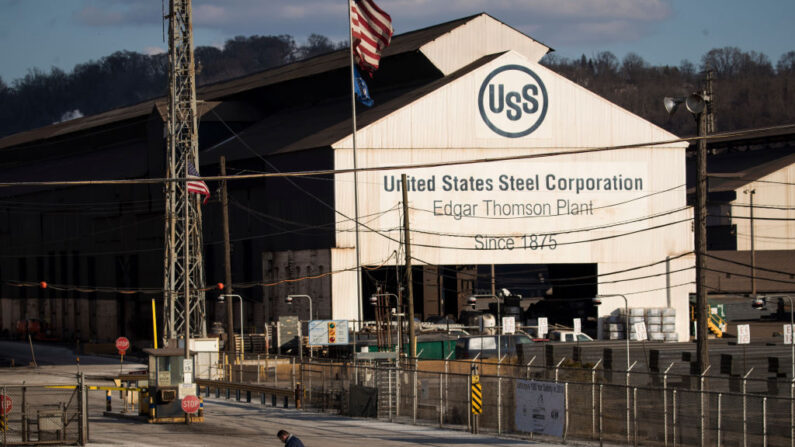 Un trabajador sale de U.S. Steel Edgar Thomson Steel Works en Braddock, Pensilvania, el 10 de marzo de 2018. (Drew Angerer/Getty Images)