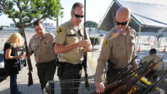 Departamento del Sheriff de Los Ángeles ofrece tarjetas regalo a cambio de armas no deseadas
