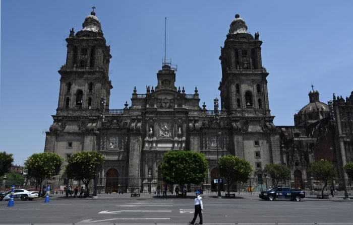 Foto de la Catedral Metropolitana de la Ciudad de México el 31 de marzo de 2020. (RODRIGO ARANGUA/AFP vía Getty Images)