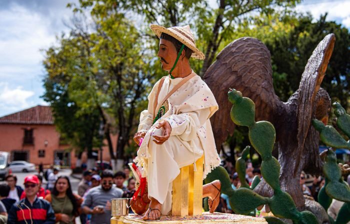 Personas celebran a San Diego, durante una tradición de los mayas tzotziles desde hace 85 años en el municipio de San Cristóbal de las Casas, estado de Chiapas, México, el 9 de diciembre de 2023. (EFE / Carlos López)