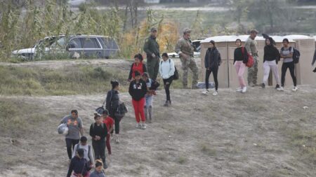 Policía realiza primeros arrestos de migrantes en zona fronteriza controlada por Texas