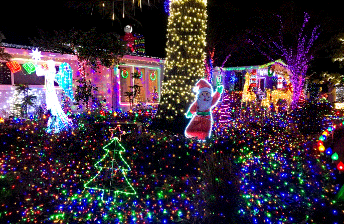La casa de Terri Perez, la "Señora de las Luces de Navidad", con decoraciones navideñas en Danville, California, el 19 de diciembre de 2023. (Helen Billings/The Epoch Times)
