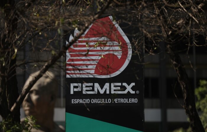 Fotografía de archivo del logotipo de Pemex cerca al busto del General Lázaro Cárdenas, en las oficinas generales de Pemex en la Ciudad de México (México). (EFE/ Sáshenka Gutiérrez)
