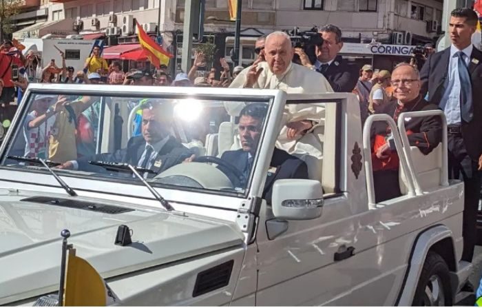 El Papa Francisco bendice a los peregrinos durante las celebraciones de la Jornada Mundial de la Juventud en Lisboa, Portugal, el 4 de agosto del 2023. (Cortesía de Tyler Gates) 