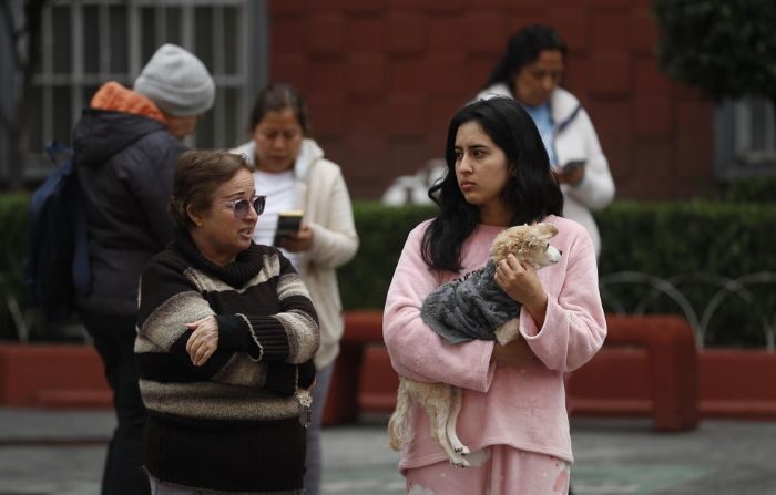 Personas permanecen fuera de sus hogares después de escuchar la alerta sísmica, en la Ciudad de México, México, el 7 de diciembre de 2023. (EFE/Sáshenka Gutiérrez)