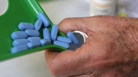 Queman CENSIDA denunciando escasez de medicamentos contra el VIH