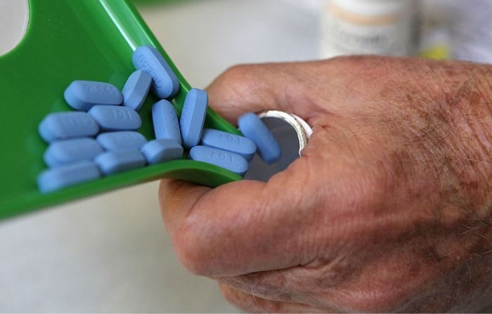 Un farmacéutico vierte pastillas antirretrovírica de Truvada de nuevo en el frasco en Jack's Pharmacy en una imagen de archivo, en San Anselmo, California. (Ilustración fotográfica de Justin Sullivan/Getty Images)