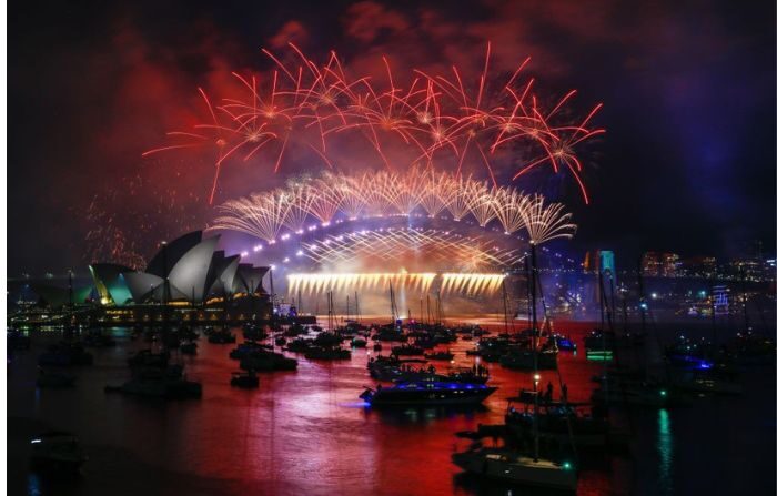 Fuegos artificiales iluminan el cielo sobre el Puente del Puerto de Sídney y la Ópera de Sídney durante las celebraciones de Nochevieja, el 01 de enero de 2024 en Sídney, Australia. Los asistentes acudieron en masa a celebrar el Año Nuevo en Australia. (Roni Bintang/Getty Images)