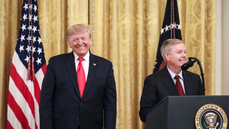 El presidente Donald Trump (izq.) observa mientras el senador Lindsey Graham (R-S.C.) habla durante un evento sobre confirmaciones judiciales en el Salón Este de la Casa Blanca, el 6 de noviembre de 2019. (Drew Angerer/Getty Images)
