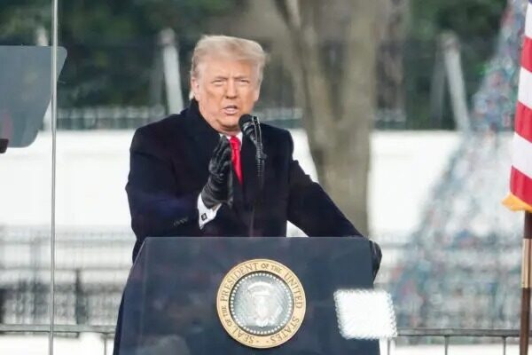 El ex presidente Donald Trump habla en la manifestación "Stop the Steal" en Washington el 6 de enero del 2021. (Jenny Jing/The Epoch Times)