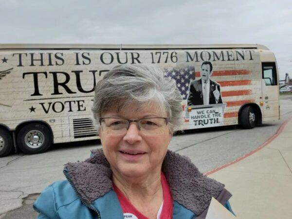 Chris Hayek de Fort Dodge, Iowa, delante del autobús de campaña de Vivek Ramaswamy en Des Moines, Iowa, 1 de diciembre del 2023. (Cortesía de Chris Hayek)