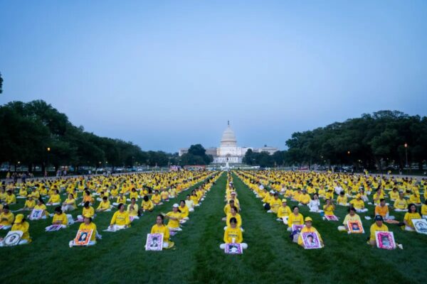 Seguidores de Falun Gong se reúnen en una vigilia con velas en memoria de los practicantes de Falun Gong fallecidos a causa de los 24 años de persecución de esta disciplina espiritual por parte del Partido Comunista Chino, en el National Mall de Washington, el 20 de julio del 2023. (Madalina Vasiliu/The Epoch Times)