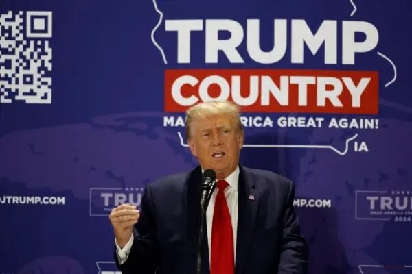 El ex presidente y aspirante a la presidencia en 2024 Donald Trump habla en un evento del Equipo Trump Iowa Commit to Caucus en Maquoketa, Iowa, el 20 de septiembre del 2023. (Kamil Krzaczynski/AFP vía Getty Images)