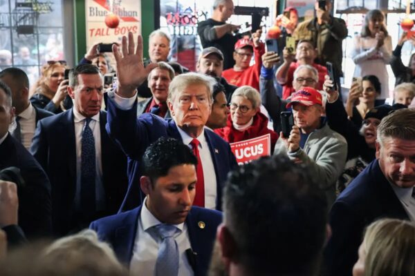 El candidato presidencial republicano, el expresidente Donald Trump, saluda a los invitados a su llegada a un acto de campaña en el bar Whiskey River en Ankeny, Iowa, el 2 de diciembre del 2023. (Scott Olson/Getty Images)