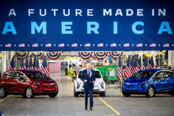 El presidente Joe Biden llega a la planta de ensamblaje de vehículos eléctricos Factory ZERO de General Motors en Detroit, Michigan, el 17 de noviembre del 2021. (Nic Antaya/Getty Images)