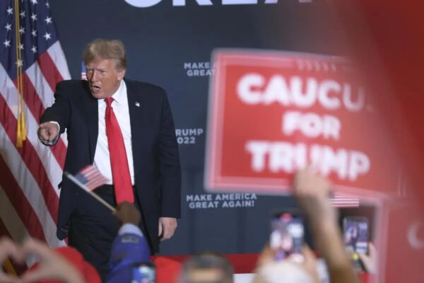 El candidato presidencial republicano, el ex presidente Donald Trump, celebra un acto de campaña en el Hotel Hyatt de Coralville, Iowa, el 13 de diciembre del 2023. (Scott Olson/Getty Images)