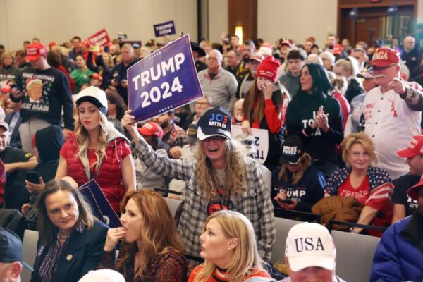 Invitados asisten a un mitin con el candidato presidencial republicano, el ex presidente Donald Trump en el Hotel Hyatt en Coralville, Iowa, el 13 de diciembre del 2023. (Scott Olson/Getty Images)